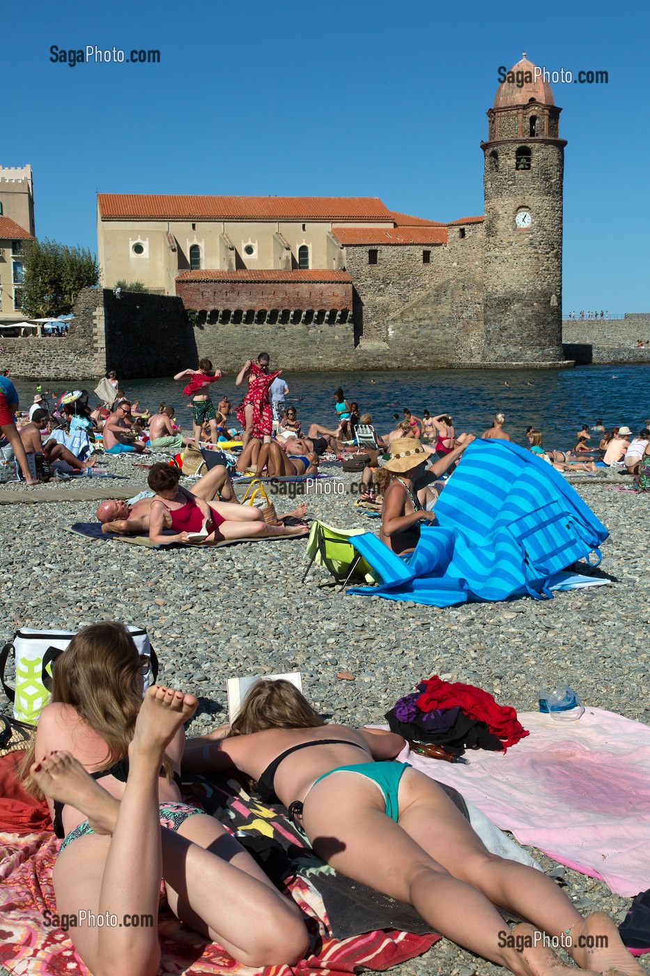 JEUNES FEMMES, VACANCIERS ET TOURISTES SUR LA PLAGE DEVANT L'EGLISE NOTRE-DAME-DES-ANGES, VILLE DE COLLIOURE, (66) PYRENEES-ORIENTALES, LANGUEDOC-ROUSSILLON, FRANCE 