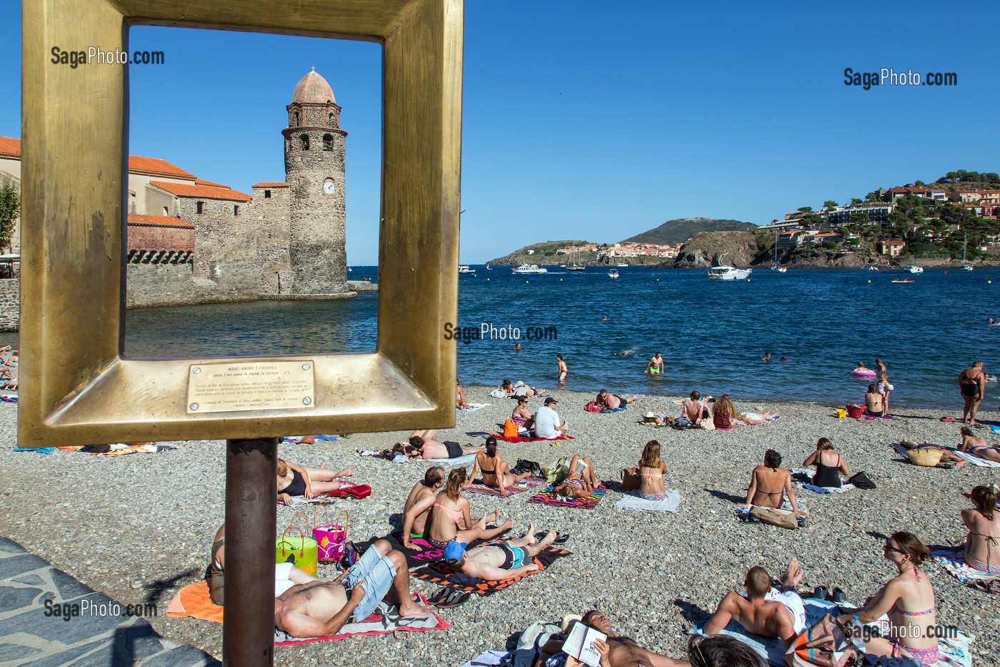 'POINTS 2 VUE', LES CADRES VIDES DE MARC-ANDRE DE FIGUERES, VACANCIERS ET TOURISTES SUR LA PLAGE DEVANT L'EGLISE NOTRE-DAME-DES-ANGES, VILLE DE COLLIOURE, (66) PYRENEES-ORIENTALES, LANGUEDOC-ROUSSILLON, FRANCE 