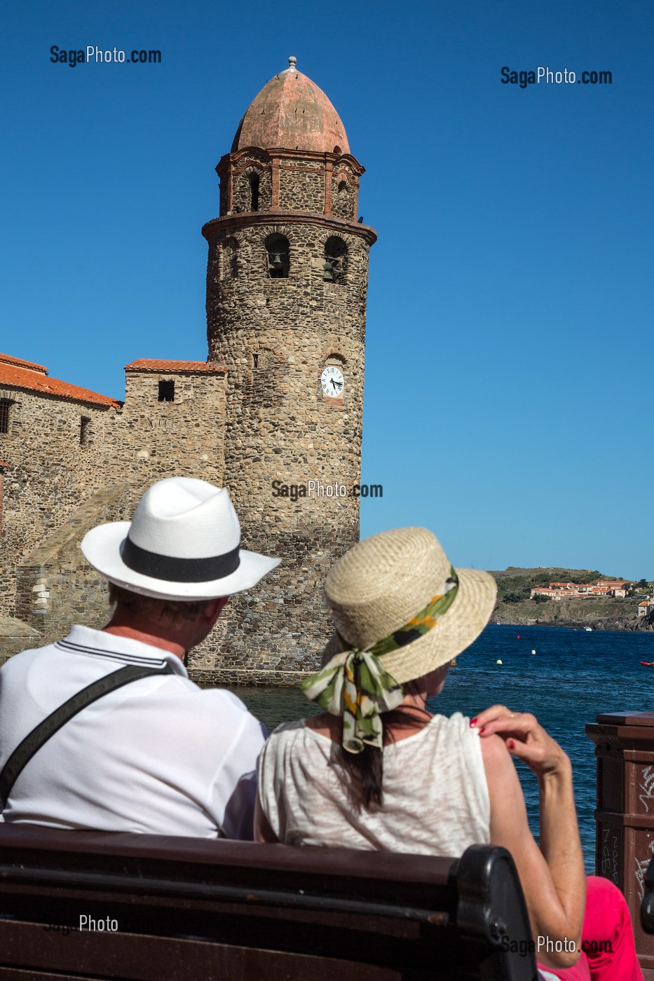 COUPLE DE VACANCIERS DEVANT LE CLOCHER DE L'EGLISE NOTRE-DAME-DES-ANGES, VILLE DE COLLIOURE, (66) PYRENEES-ORIENTALES, LANGUEDOC-ROUSSILLON, FRANCE 