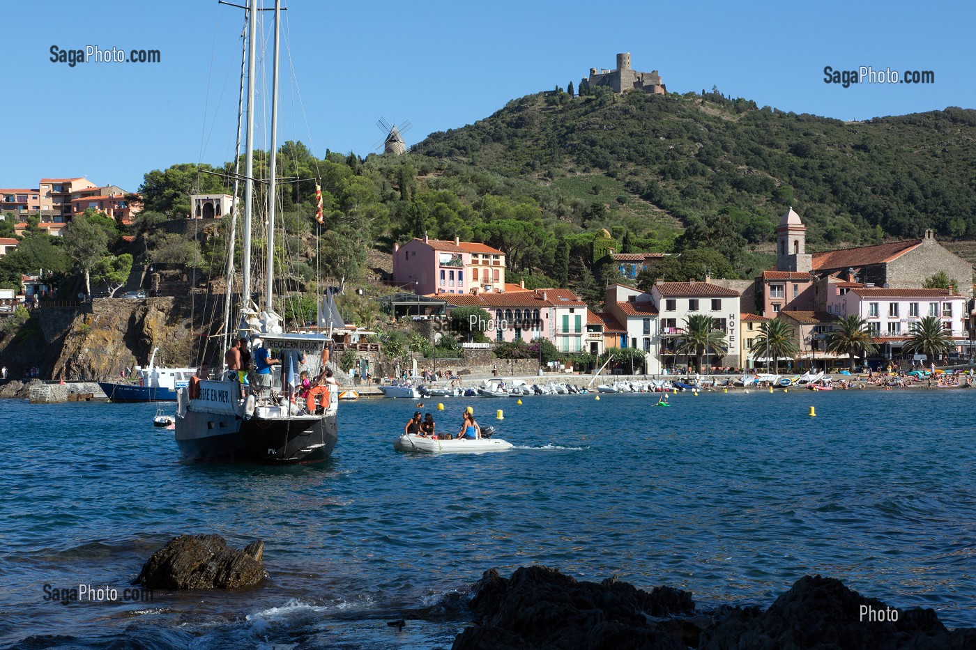 VOILIER DANS L'ANSE DE LA BALETA, VILLE DE COLLIOURE, (66) PYRENEES-ORIENTALES, LANGUEDOC-ROUSSILLON, FRANCE 