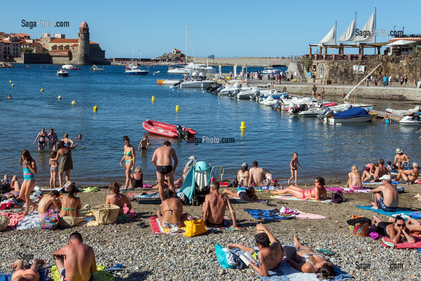 JEUNES FEMMES, VACANCIERS ET TOURISTES SUR LA PLAGE DEVANT LE PORT DE PLAISANCE ET L'EGLISE NOTRE-DAME-DES-ANGES, VILLE DE COLLIOURE, (66) PYRENEES-ORIENTALES, LANGUEDOC-ROUSSILLON, FRANCE 