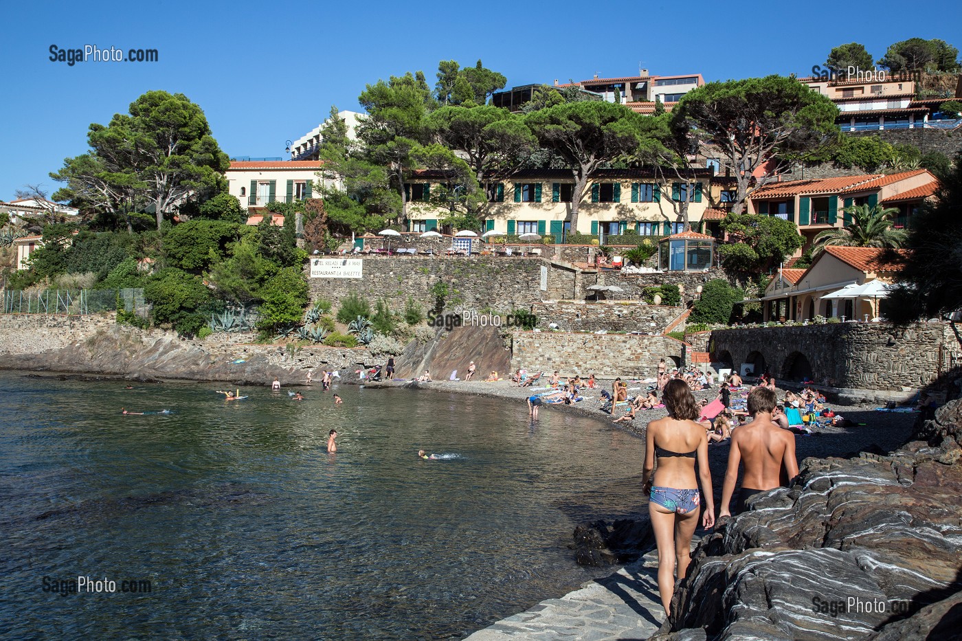 LA PETITE PLAGE DE L'ANSE DE LA BALETA ET L'HOTEL DU RELAIS DES TROIS MATS ET LE RESTAURANT LA BALETTE, VILLE DE COLLIOURE, (66) PYRENEES-ORIENTALES, LANGUEDOC-ROUSSILLON, FRANCE 