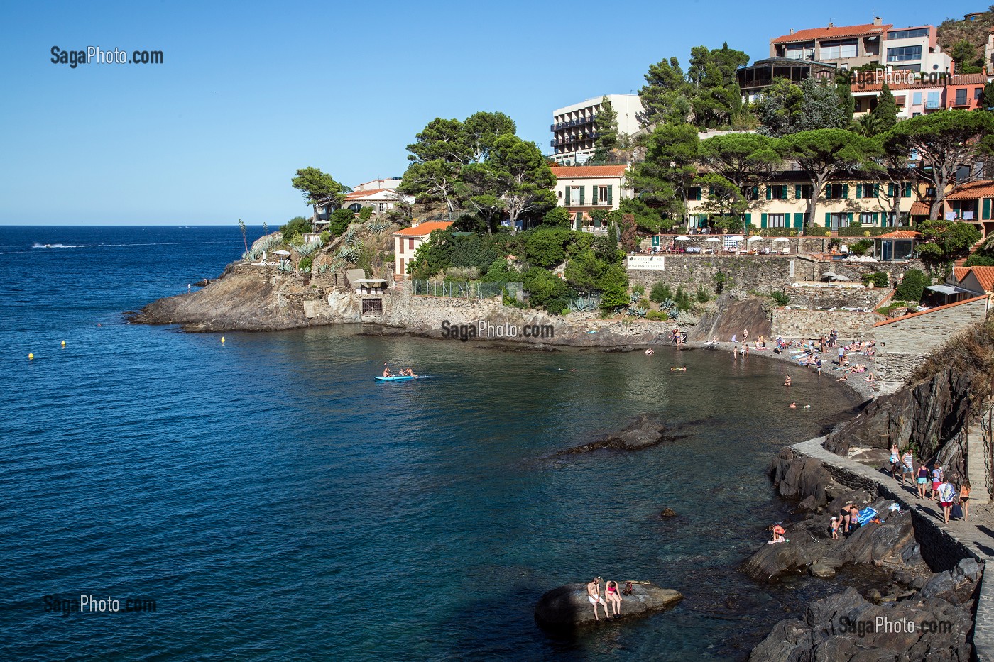 LA PETITE PLAGE DE L'ANSE DE LA BALETA ET L'HOTEL DU RELAIS DES TROIS MATS ET LE RESTAURANT LA BALETTE, VILLE DE COLLIOURE, (66) PYRENEES-ORIENTALES, LANGUEDOC-ROUSSILLON, FRANCE 