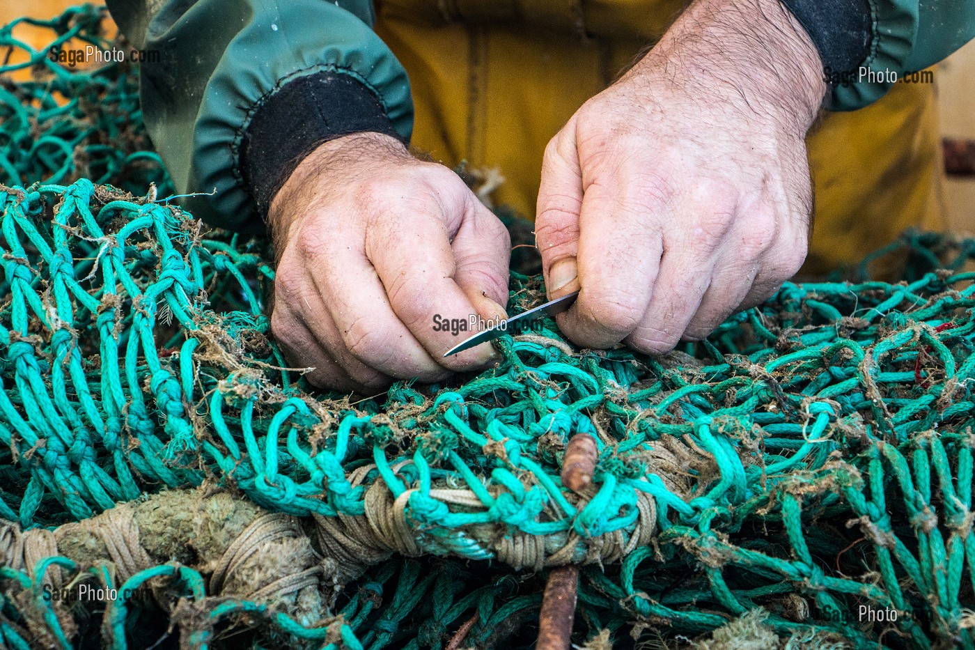 REPARATION DES FILETS (CHALUTS DE FOND) APRES UN TRAIT DE PECHE EN MER, CHALUTIER A LA LANGOUSTINE 'LE QUENTIN-GREGOIRE' AU LARGE DES SABLES-D'OLONNE, (85) VENDEE, PAYS DE LA LOIRE, FRANCE 