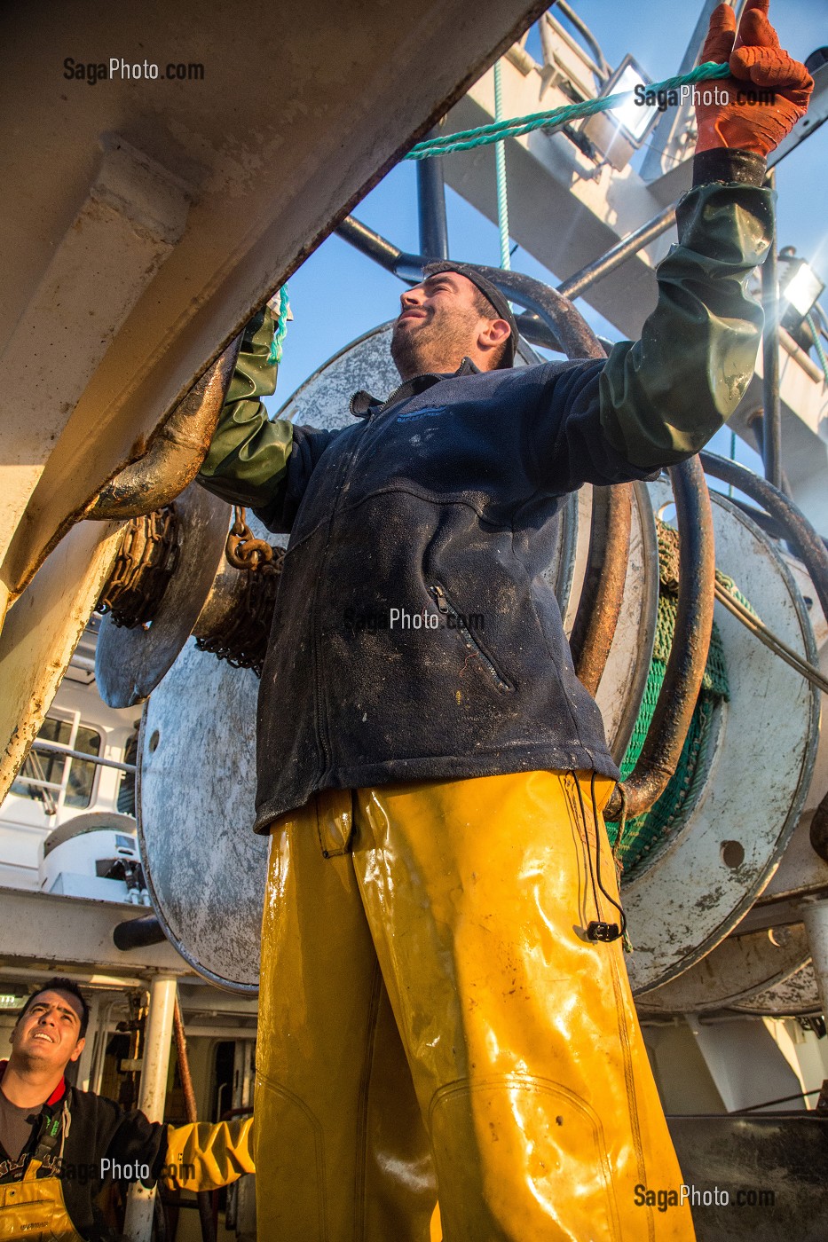 EQUIPAGE A L'ENTRETIEN DES TAMBOURS ENROULEURS DE CHALUT, PECHE EN MER SUR UN CHALUTIER A LA LANGOUSTINE 'LE QUENTIN-GREGOIRE' AU LARGE DES SABLES-D'OLONNE, (85) VENDEE, PAYS DE LA LOIRE, FRANCE 