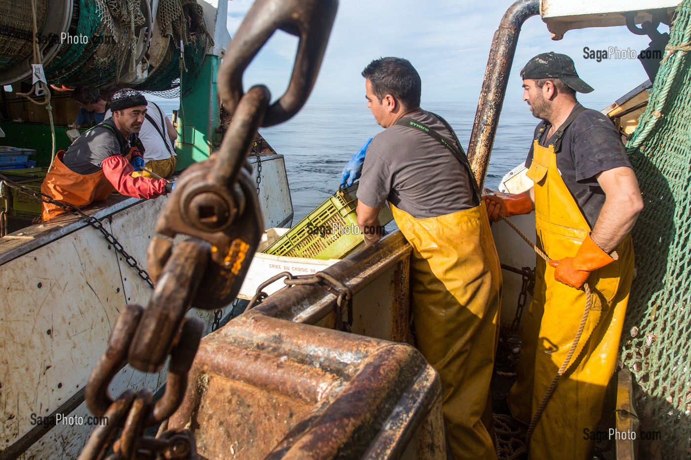 ABORDAGE AMICAL DE DEUX BATEAUX POUR TRANSPORTER DES LANGOUSTINES VIVANTES VERS LA CRIEE, PECHE EN MER SUR UN CHALUTIER A LA LANGOUSTINE 'LE QUENTIN-GREGOIRE ET LE GAMIN' AU LARGE DES SABLES-D'OLONNE, (85) VENDEE, PAYS DE LA LOIRE, FRANCE 