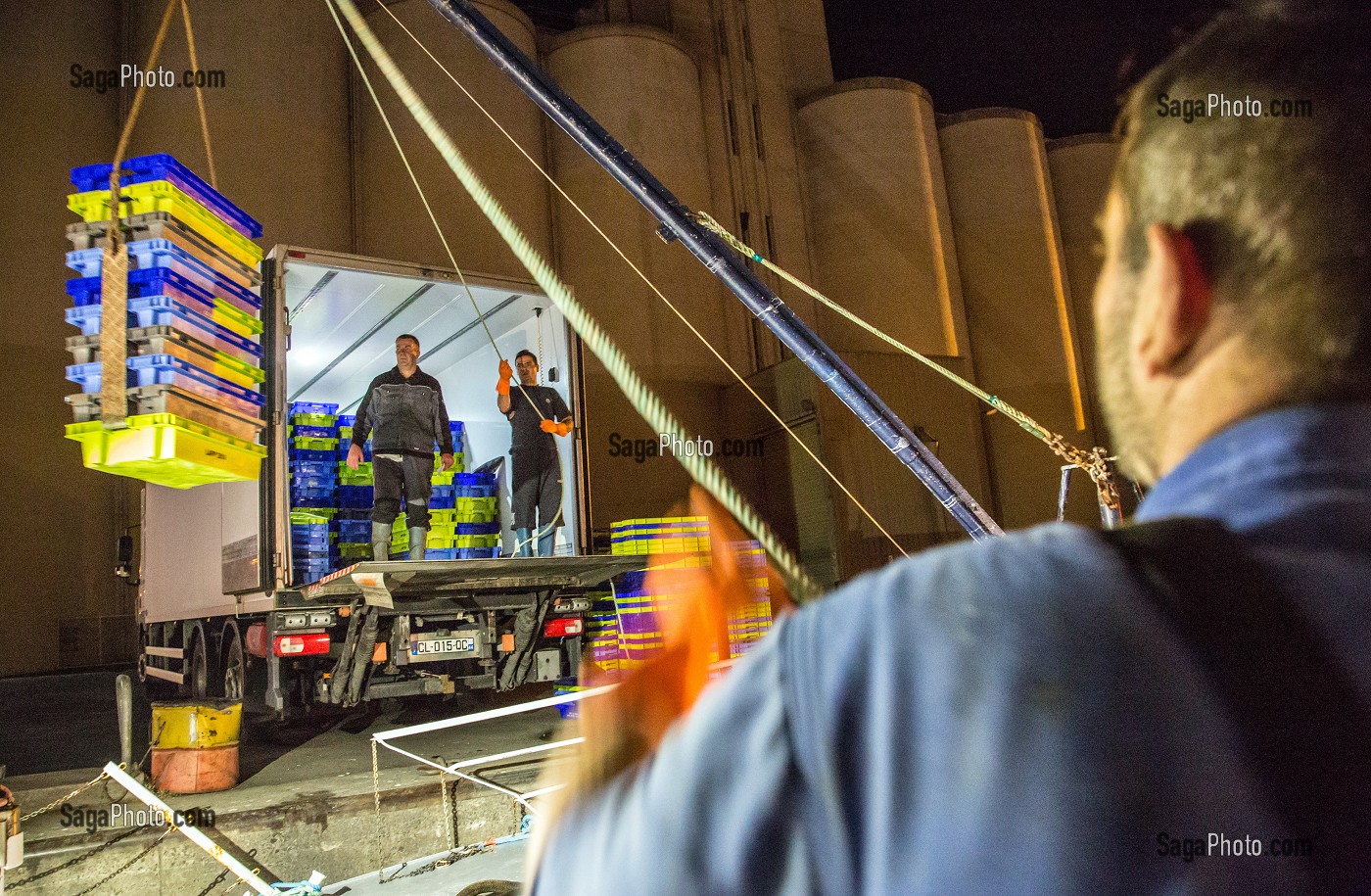 DECHARGEMENT DU POISSON ET DES LANGOUSTINES POUR TRANSPORT A LA CRIEE, CHALUTIER A LA LANGOUSTINE 'LE QUENTIN-GREGOIRE', LES SABLES-D'OLONNE (85), FRANCE 