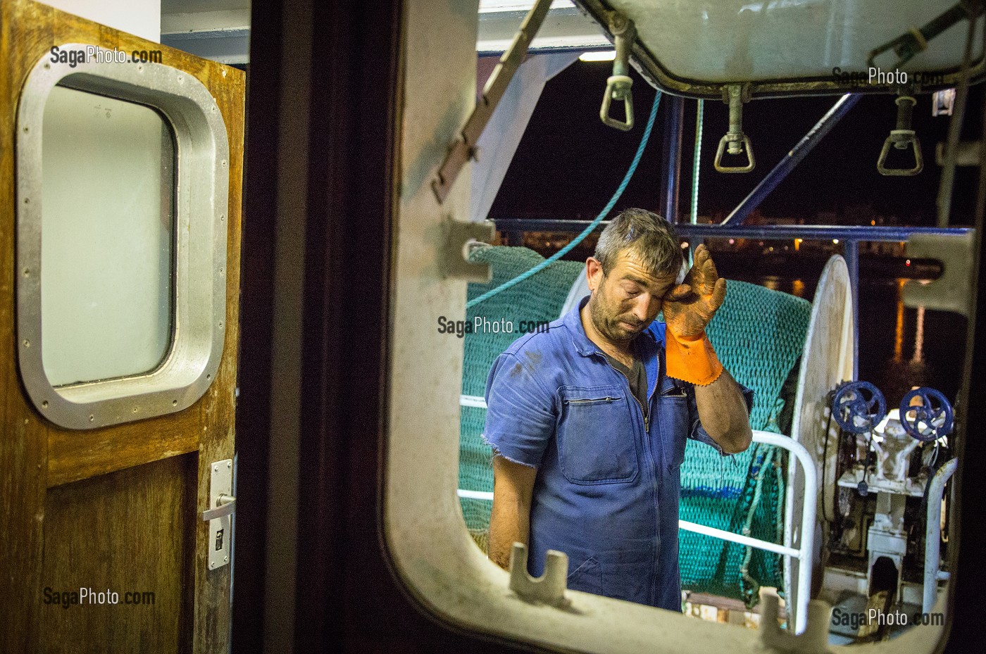 FATIGUE SUR LE PONT DE NUIT AVEC LA RELEVE DU TRAIT, PECHE EN MER SUR UN CHALUTIER A LA LANGOUSTINE 'LE QUENTIN-GREGOIRE' AU LARGE DES SABLES-D'OLONNE (85), FRANCE 
