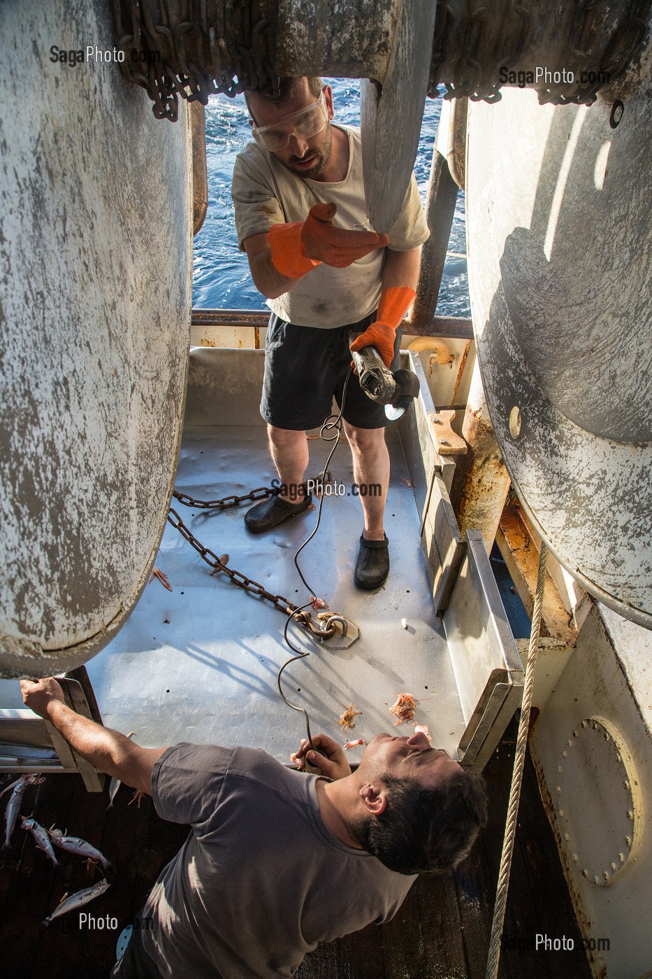 EQUIPAGE A L'ENTRETIEN DES TAMBOURS L'ENROULEUR DE CHALUT, PECHE EN MER SUR UN CHALUTIER A LA LANGOUSTINE 'LE QUENTIN-GREGOIRE' AU LARGE DES SABLES-D'OLONNE (85), FRANCE 