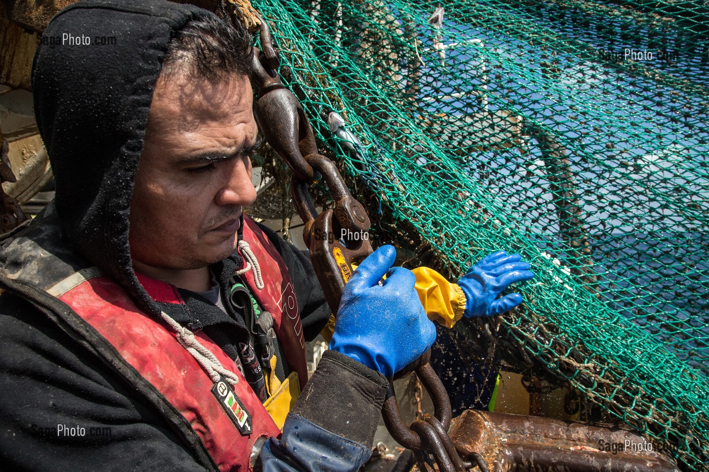 MARINS EN ACTION POUR LA RELEVE DES FILETS SUR UN TRAIT DE CHALUT, PECHE EN MER SUR UN CHALUTIER A LA LANGOUSTINE 'LE QUENTIN-GREGOIRE' AU LARGE DES SABLES-D'OLONNE (85), FRANCE 