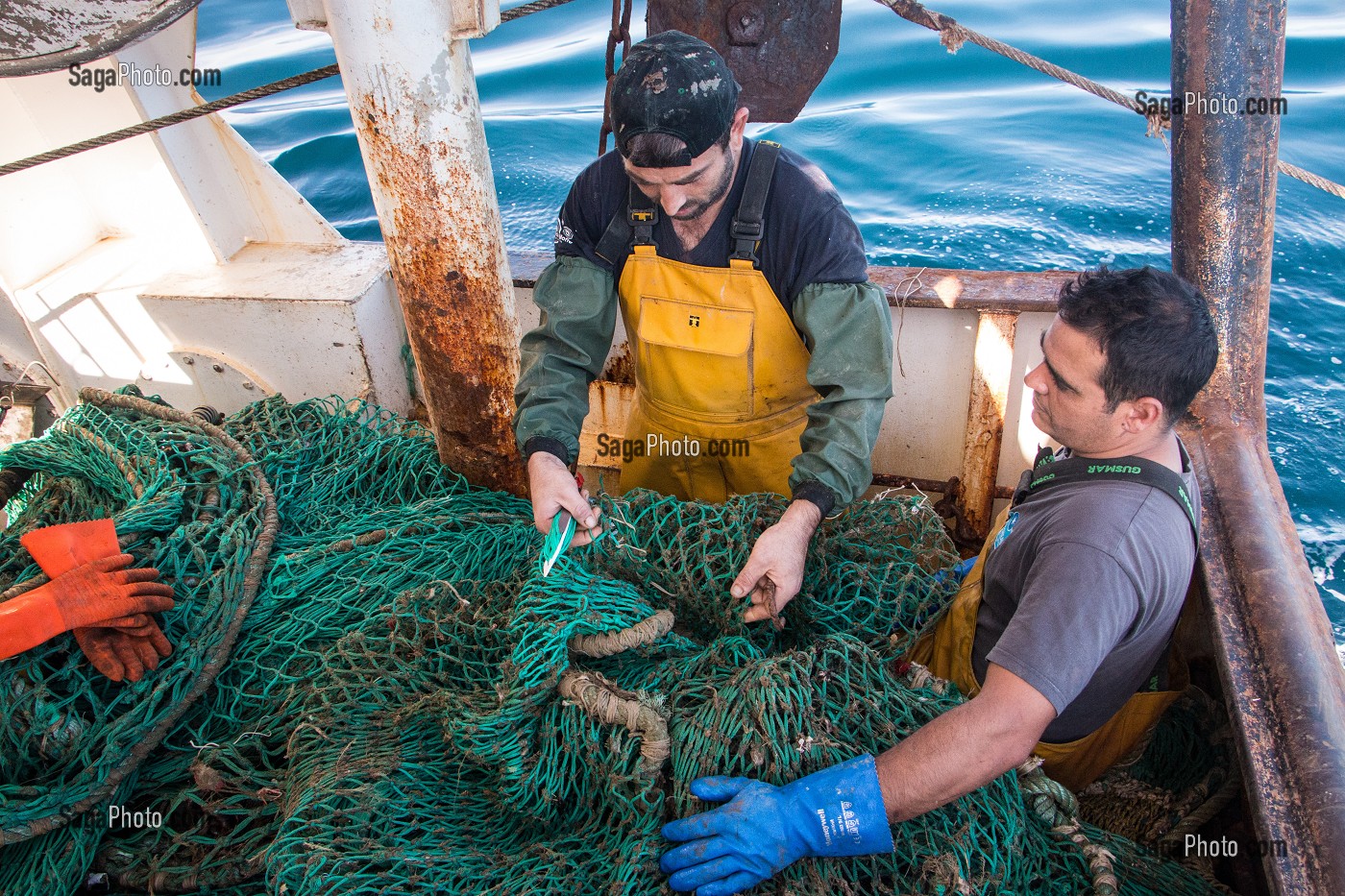 REPARATION DES FILETS (CHALUTS DE FOND) APRES UN TRAIT DE PECHE EN MER, CHALUTIER A LA LANGOUSTINE 'LE QUENTIN-GREGOIRE' AU LARGE DES SABLES-D'OLONNE (85), FRANCE 