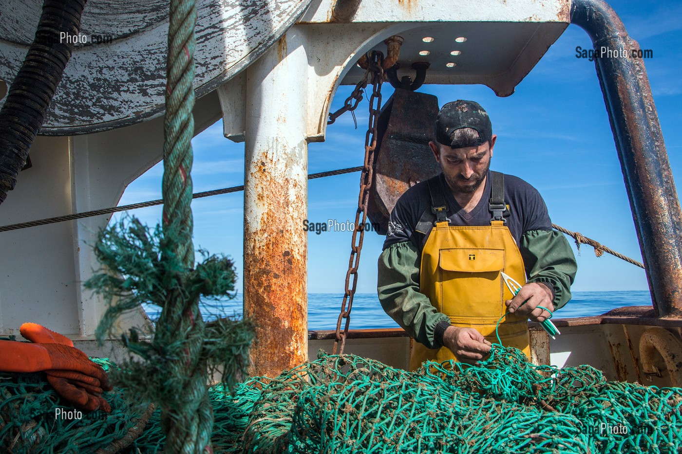 REPARATION DES FILETS (CHALUTS DE FOND) APRES UN TRAIT DE PECHE EN MER, CHALUTIER A LA LANGOUSTINE 'LE QUENTIN-GREGOIRE' AU LARGE DES SABLES-D'OLONNE (85), FRANCE 