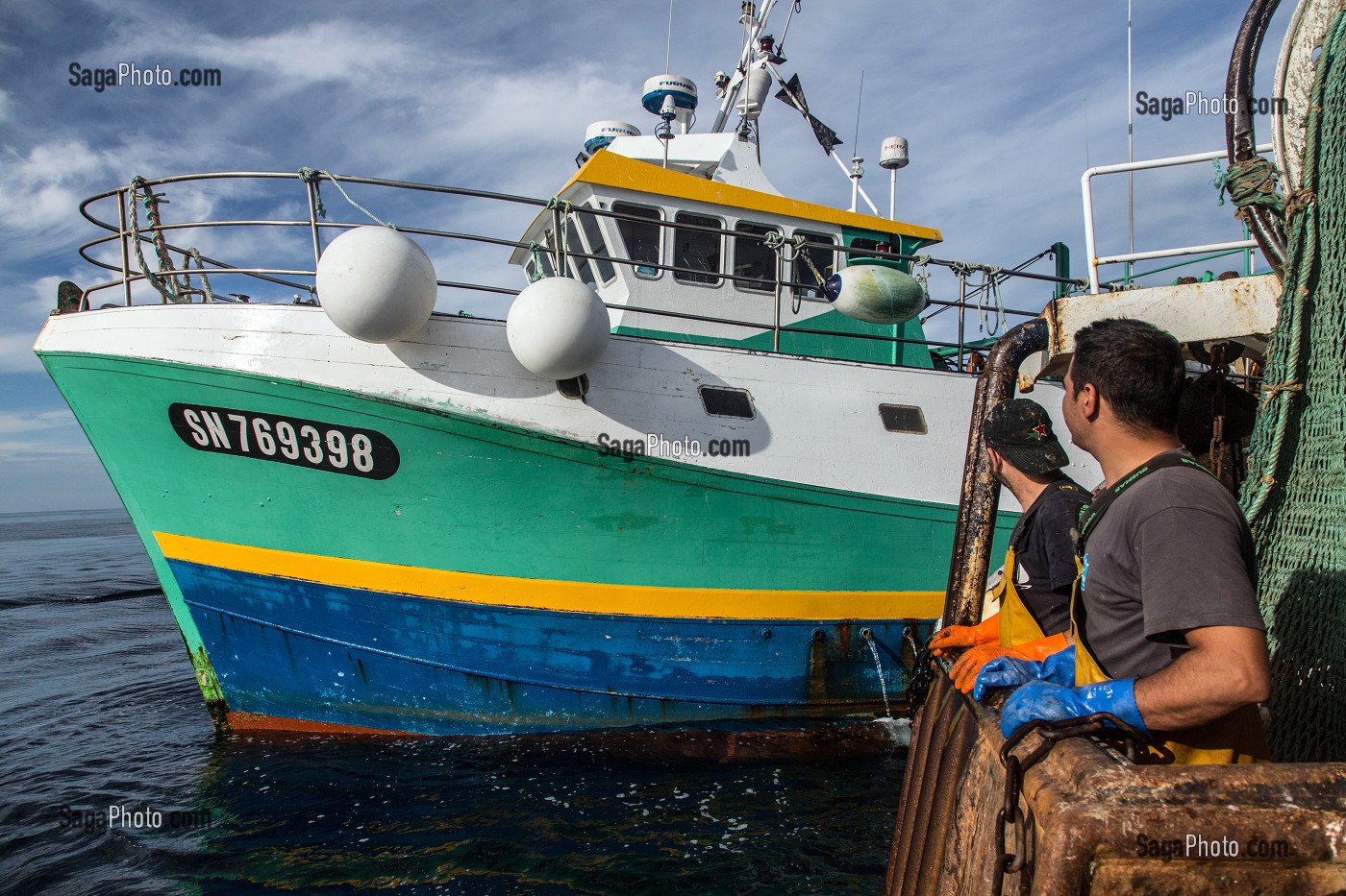 ABORDAGE AMICAL DE DEUX BATEAUX POUR TRANSPORTER DES LANGOUSTINES VIVANTES VERS LA CRIEE, PECHE EN MER SUR UN CHALUTIER A LA LANGOUSTINE 'LE QUENTIN-GREGOIRE ET LE GAMIN' AU LARGE DES SABLES-D'OLONNE (85), FRANCE 