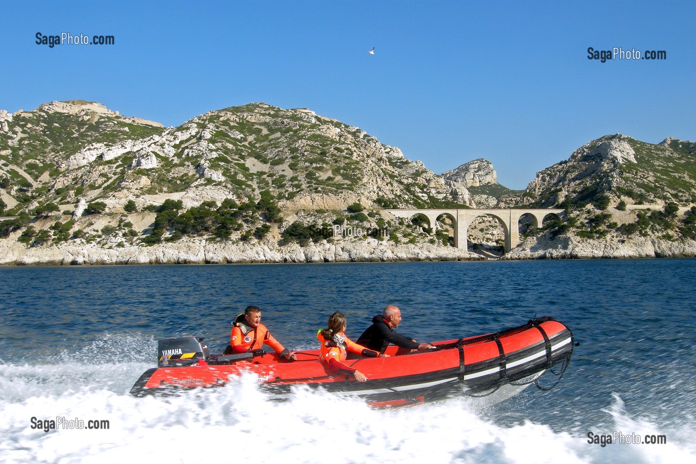 ZODIAC DE PLONGEURS AU LARGE DE LA CALANQUE DU JONQUIER ET DU FORT DE NIOLON HAUT, CARRY-LE-ROUET (13), PARC MARIN DE LA COTE BLEUE, FRANCE 