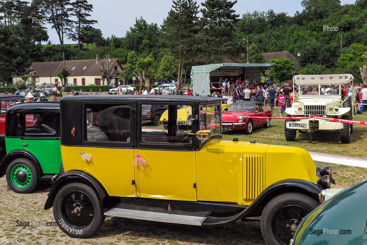 EXPOSITION DE VOITURES ANCIENNES (TRACTION AVANT JAUNE ET VERTE) LORS LE LA FETE DU VILLAGE, VILLE DE RUGLES, (27) EURE, FRANCE 