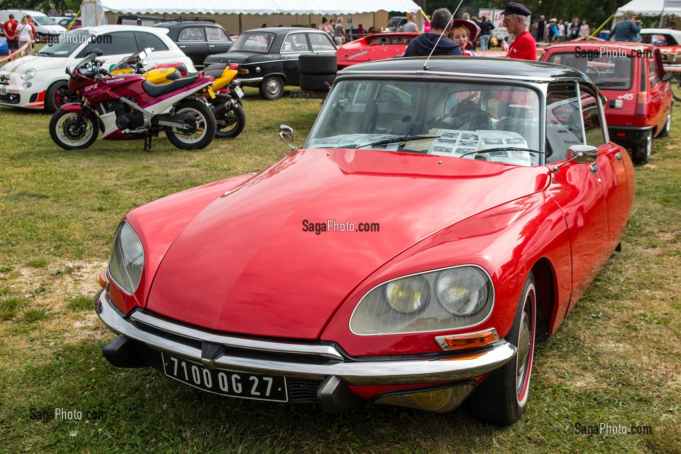 EXPOSITION DE VOITURES ANCIENNES CITROEN (DS ROUGE) LORS LE LA FETE DU VILLAGE, VILLE DE RUGLES, (27) EURE, FRANCE 