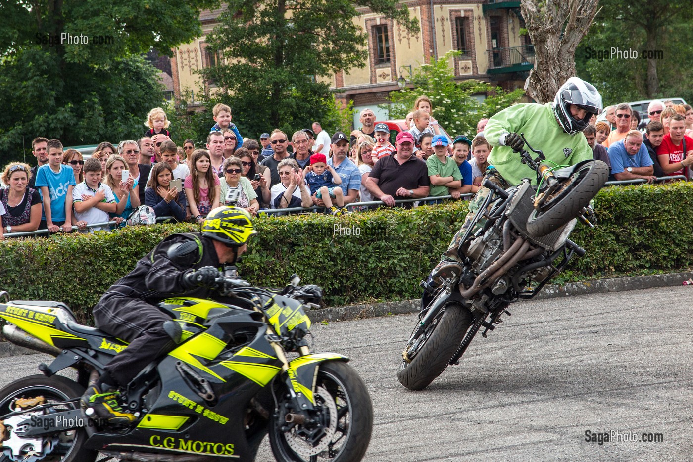 DEMONSTRATION DE CONDUITE, SPECTACLE DE MOTOS LORS LE LA FETE DU VILLAGE, VILLE DE RUGLES, (27) EURE, FRANCE 