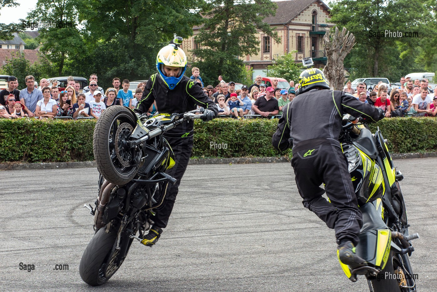 DEMONSTRATION DE CONDUITE, SPECTACLE DE MOTOS LORS LE LA FETE DU VILLAGE, VILLE DE RUGLES, (27) EURE, FRANCE 