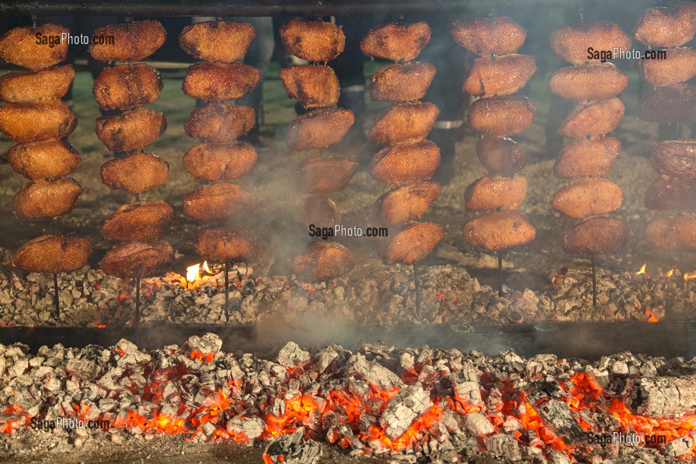 CUISSON DES MAGRETS DE CANARDS A LA BROCHE AU BARBECUE, AGEN (47), FRANCE 