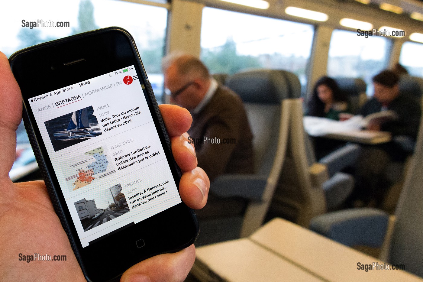 OUEST-FRANCE, JOURNAL QUOTIDIEN D'ACTUALITES REGIONALES, APPLICATION DE PRESSE EN LIGNE SUR TELEPHONE PORTABLE (IPHONE), PASSAGER DANS UN TRAIN 