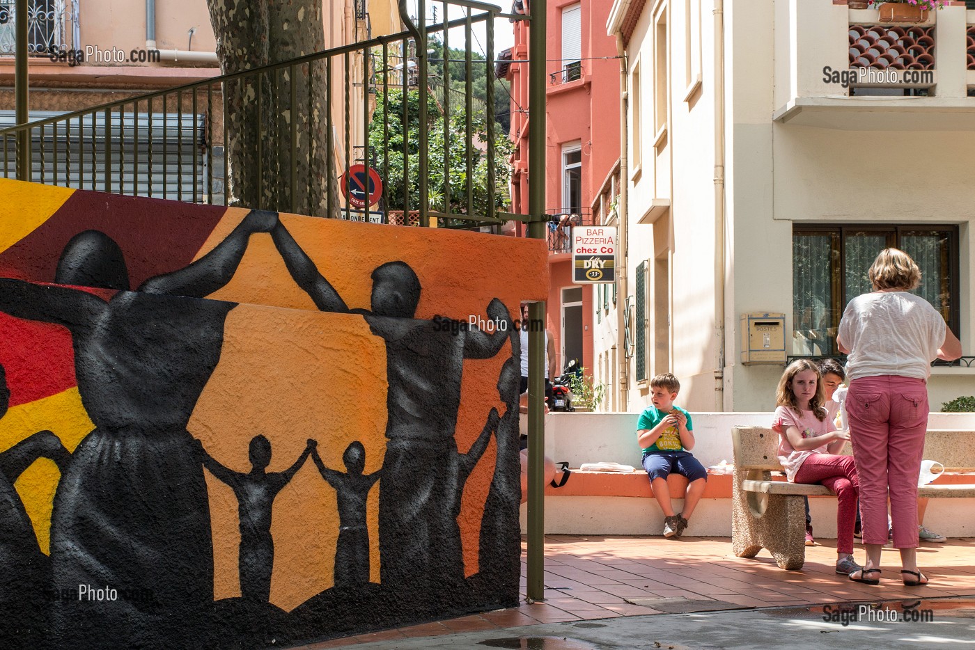 PEINTURE MURALE DE LA DANSE CATALANE LA SARDANE, PLACE DE LA REPUBLIQUE, CERBERE, (66) PYRENEES ORIENTALES, LANGUEDOC ROUSSILLON, FRANCE 