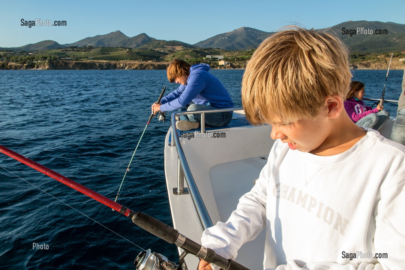 ENFANTS ET JEUNES EN PECHE EN MER AU LARGE, ARGELES-SUR-MER, (66) PYRENEES ORIENTALES, LANGUEDOC ROUSSILLON, FRANCE 