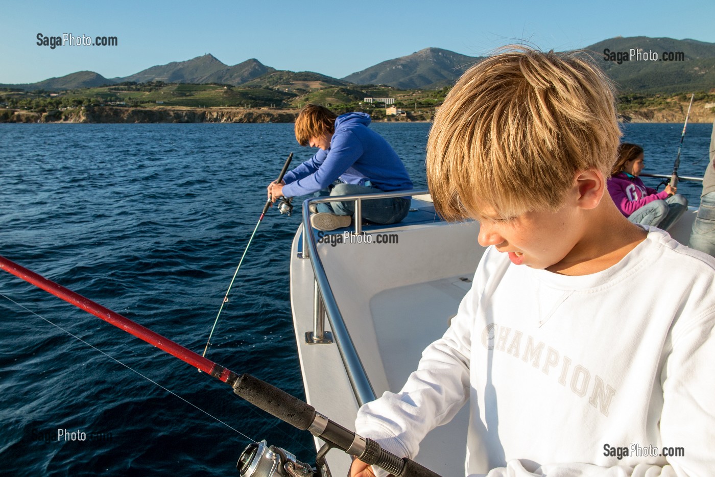 ENFANTS ET JEUNES EN PECHE EN MER AU LARGE, ARGELES-SUR-MER, (66) PYRENEES ORIENTALES, LANGUEDOC ROUSSILLON, FRANCE 