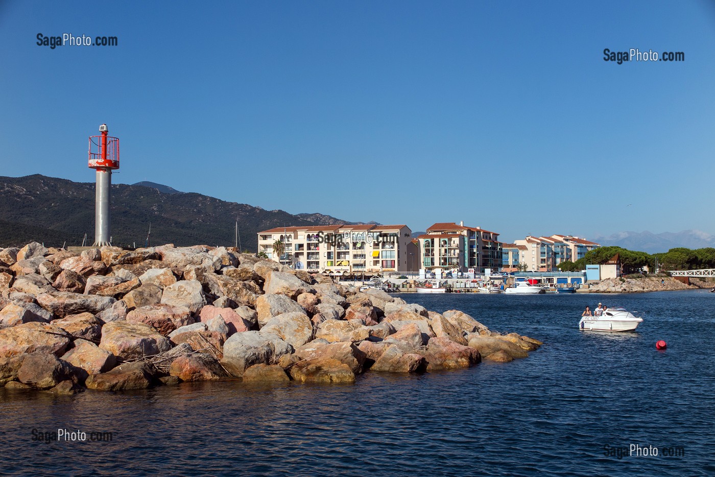 MARINA ET PORT DE PLAISANCE ET IMMEUBLE DE RESIDENCE BALNEAIRE, ARGELES-SUR-MER, (66) PYRENEES ORIENTALES, LANGUEDOC ROUSSILLON, FRANCE 