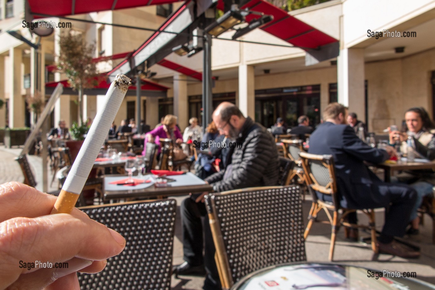 CIGARETTES ET FUMEURS DUR UNE TERRASSE DE RESTAURANT, LEVALLOIS-PERRET (92), FRANCE 