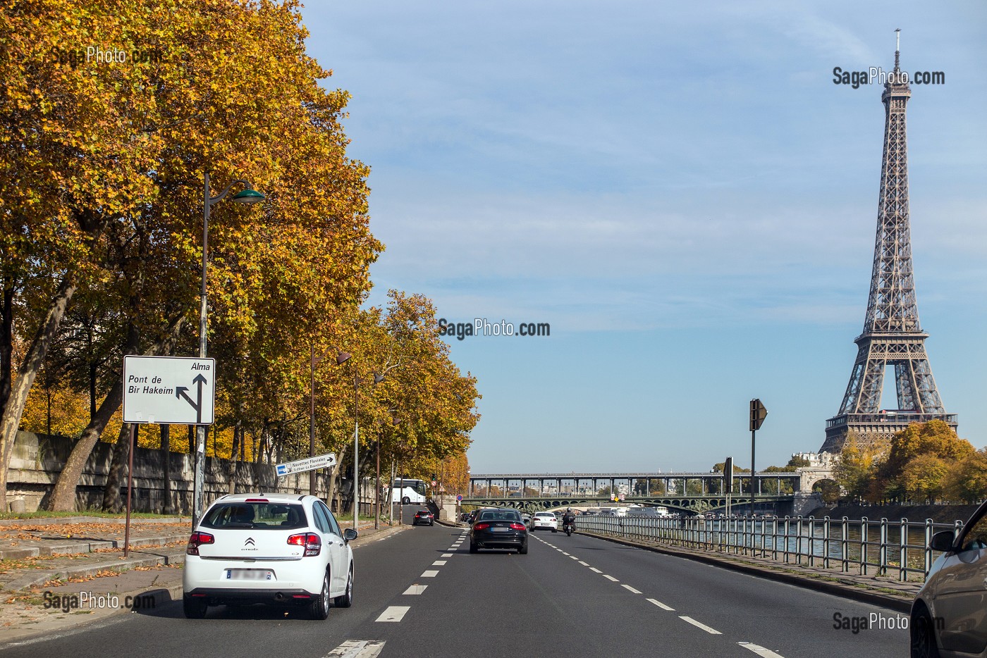 VOIE SUR BERGE ET TOUR EIFFEL BORDEE D'ARBRES AUX COULEURS D'AUTOMNE, PARIS (75), FRANCE 
