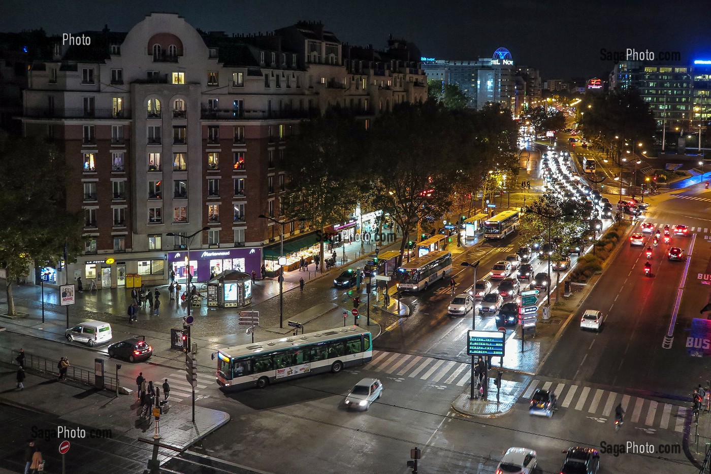 EMBOUTEILLAGE AU NIVEAU DE LA PORTE D'ORLEANS AU LA TOMBEE DE LA NUIT, PARIS (75), FRANCE 