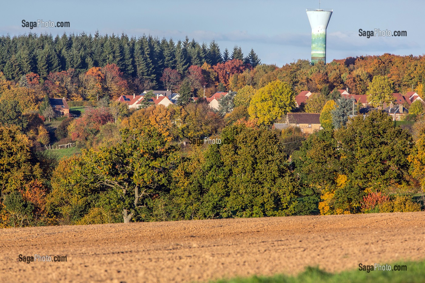 FORET ET VILLAGE D'AMBENAY AVEC SON CHATEAU D'EAU AUX COULEURS DE L'AUTOMNE, REGION DE RUGLES (27), FRANCE 