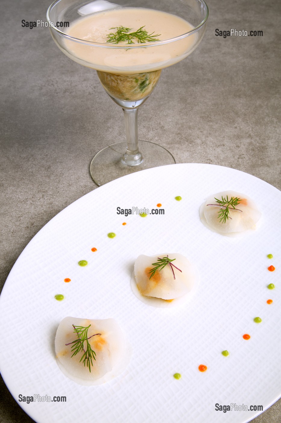 CARPACCIO DE RAVES A L'ARAIGNEE DE MER, VICHYSSOISE AU FENOUIL, RECETTE DE LAURENT CLEMENT, LIVRE DES RECETTES DE TERROIR EN EURE-ET-LOIR (28), FRANCE 