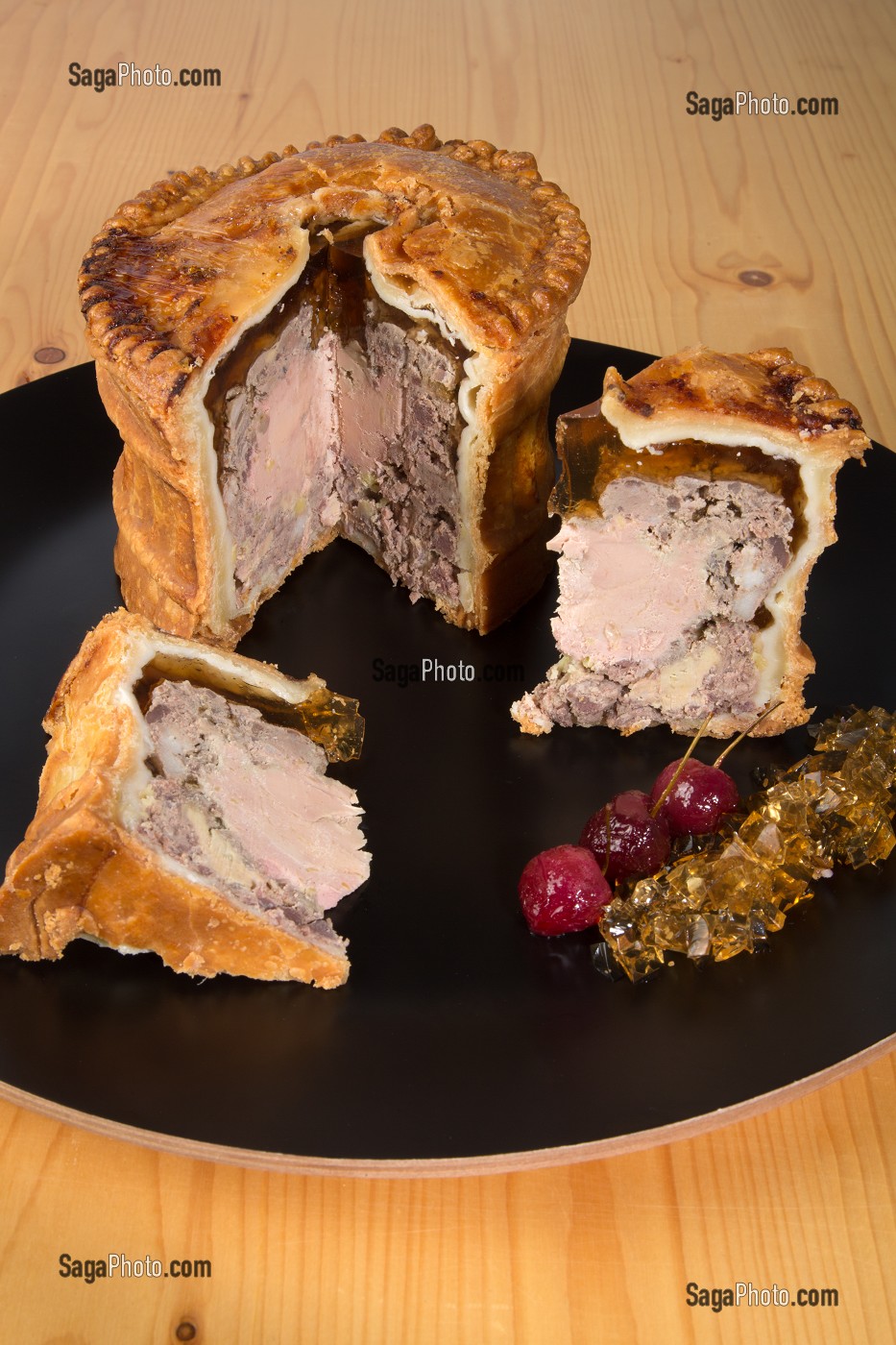 PATE DE CHARTRES EN CROUTE AU FOIE GRAS DE CANARD, RECETTE DE LAURENT CLEMENT, LIVRE DES RECETTES DE TERROIR EN EURE-ET-LOIR (28), FRANCE 