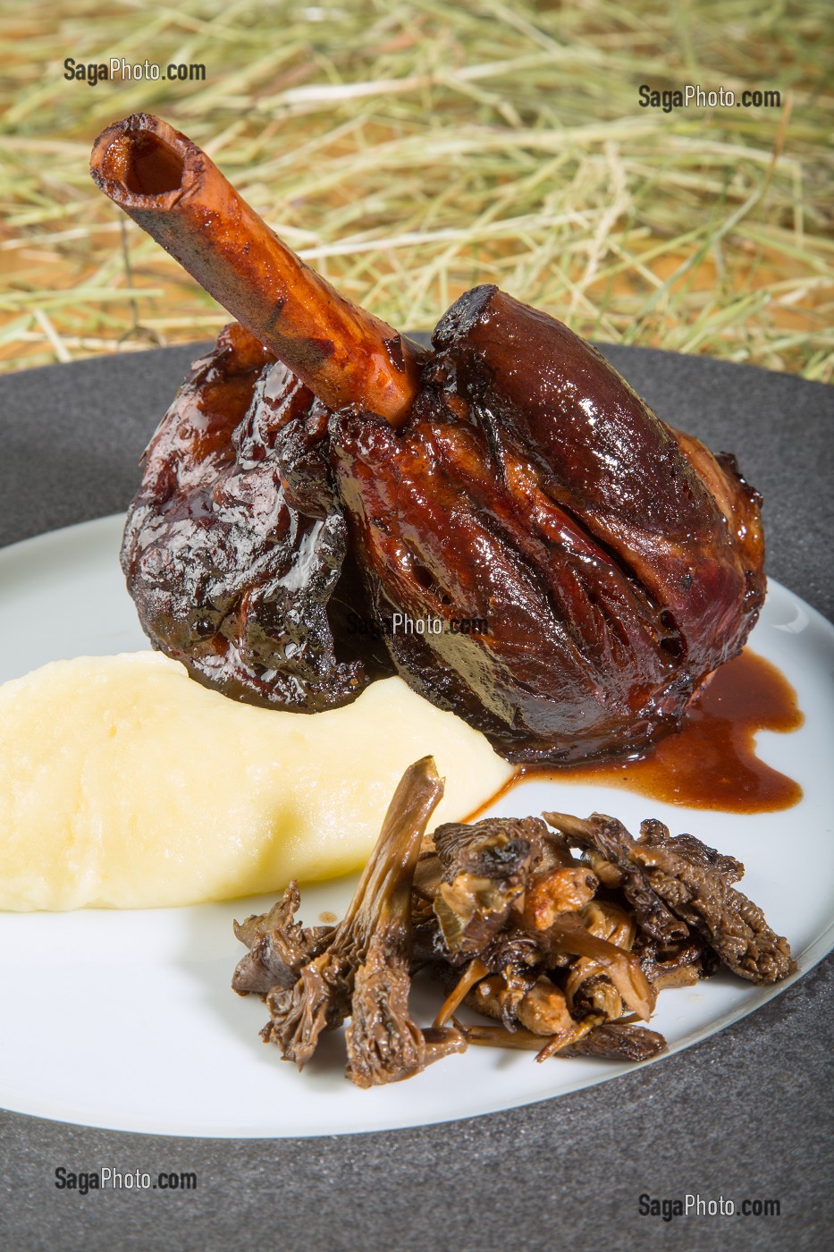 SOURIS D’AGNEAU CONFITE AU FOIN, RECETTE DE LAURENT CLEMENT, LIVRE DES RECETTES DE TERROIR EN EURE-ET-LOIR (28), FRANCE 