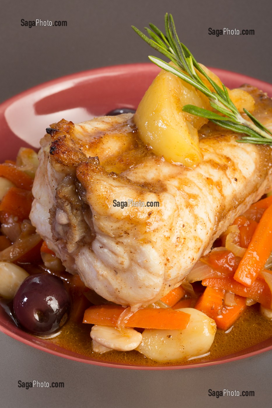 TAGINE DE LOTTE AU MIEL ET CAROTTES FONDANTE, RECETTE DE LAURENT CLEMENT, LIVRE DES RECETTES DE TERROIR EN EURE-ET-LOIR (28), FRANCE 