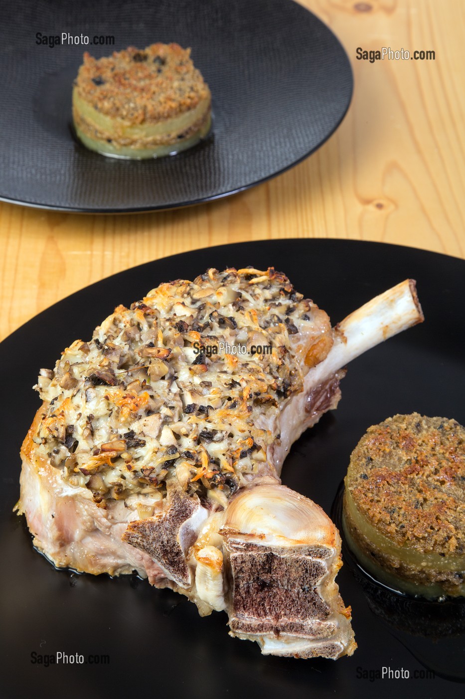 COTE DE VEAU CURNONSKI, MILLEFEUILLE DE POMMES DE TERRE A LA MOELLE, RECETTE DE LAURENT CLEMENT, LIVRE DES RECETTES DE TERROIR EN EURE-ET-LOIR (28), FRANCE 