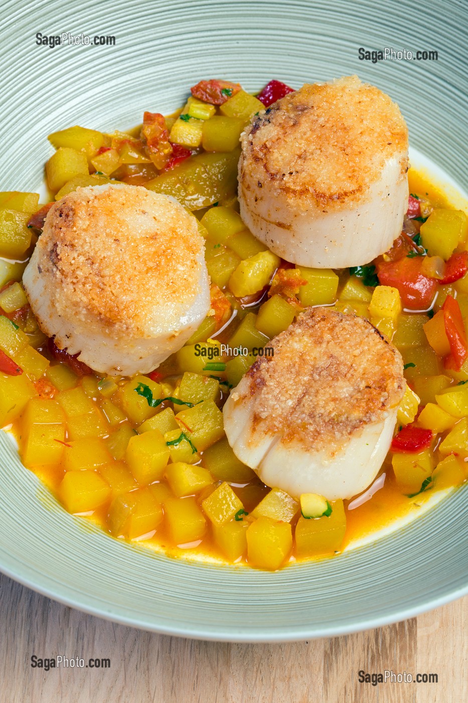 COQUILLES SAINT-JACQUES EN MINESTRONE DE POMMES DE TERRE 