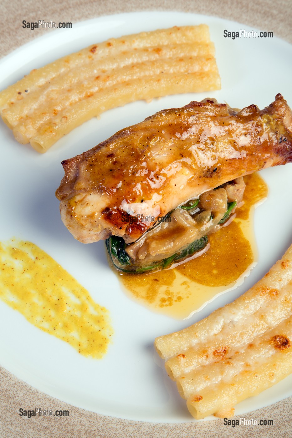 DOS DE LAPIN A LA MOUTARDE, RECETTE DE LAURENT CLEMENT, LIVRE DES RECETTES DE TERROIR EN EURE-ET-LOIR (28), FRANCE 