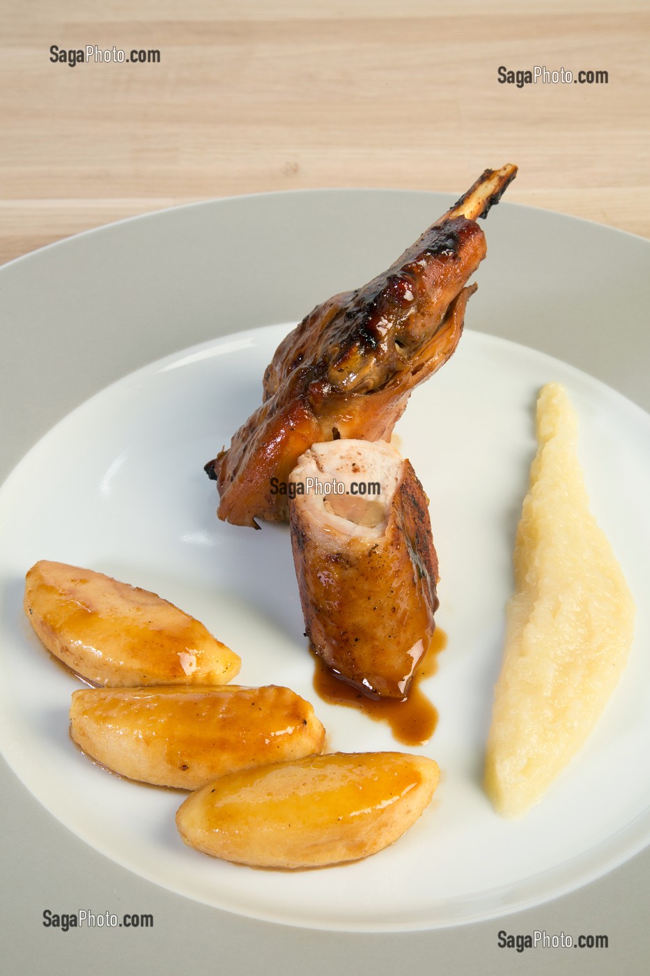 LAPIN AU CIDRE ET AUX POMMES DU PERCHE, RECETTE DE LAURENT CLEMENT, LIVRE DES RECETTES DE TERROIR EN EURE-ET-LOIR (28), FRANCE 