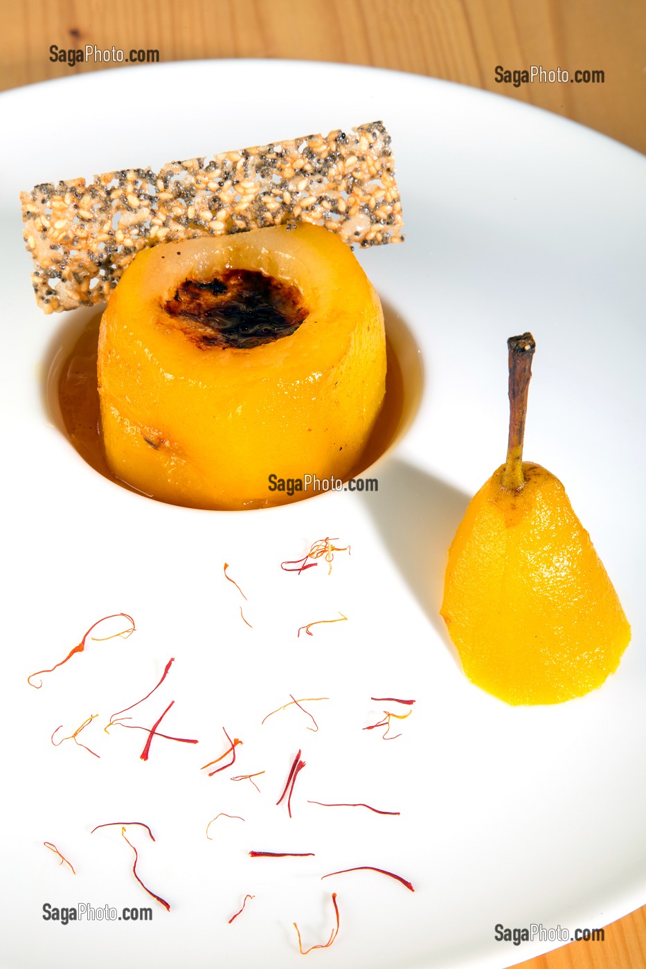 POIRE POCHEE ET COEUR CREME BRULEE AU SAFRAN, RECETTE DE LAURENT CLEMENT, LIVRE DES RECETTES DE TERROIR EN EURE-ET-LOIR (28), FRANCE 