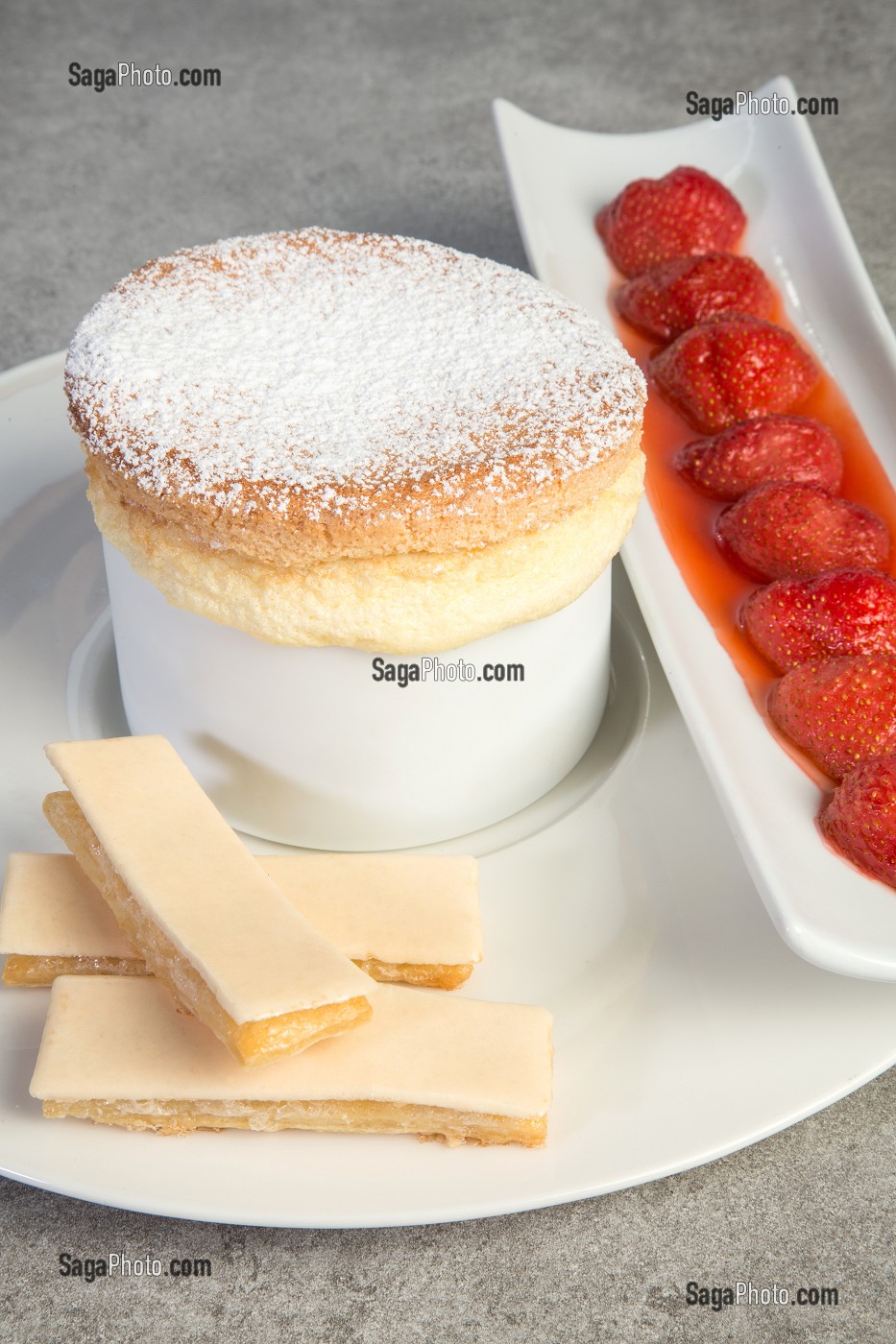 SOUFFLE GRAND-MARNIER FRAISES SUZETTE, RECETTE DE LAURENT CLEMENT, LIVRE DES RECETTES DE TERROIR EN EURE-ET-LOIR (28), FRANCE 