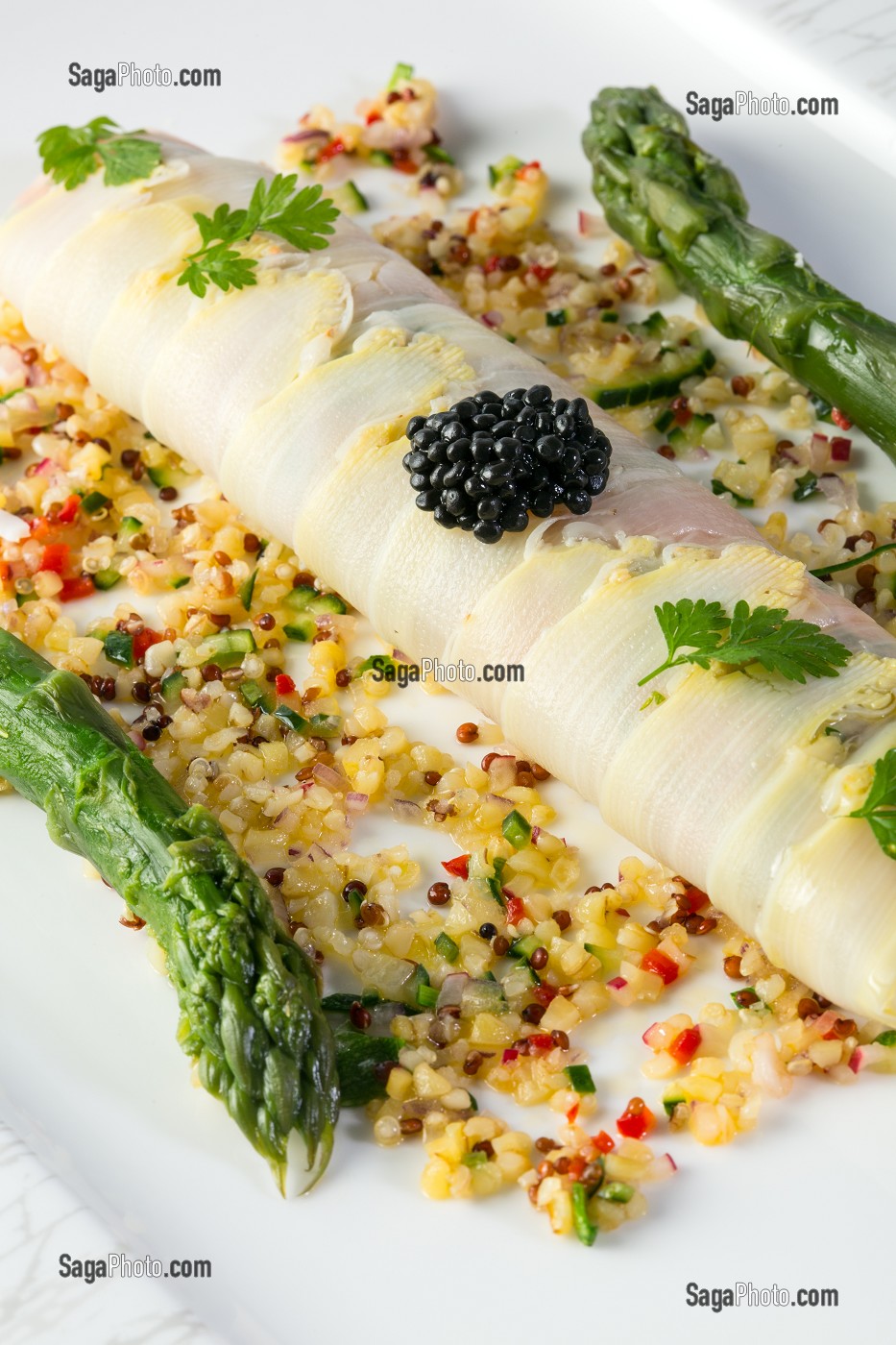 ASPERGE BLANCHE COMME UN MAKIS, QUINOA GOURMAND, RECETTE DE LAURENT CLEMENT, LIVRE DES RECETTES DE TERROIR EN EURE-ET-LOIR (28), FRANCE 