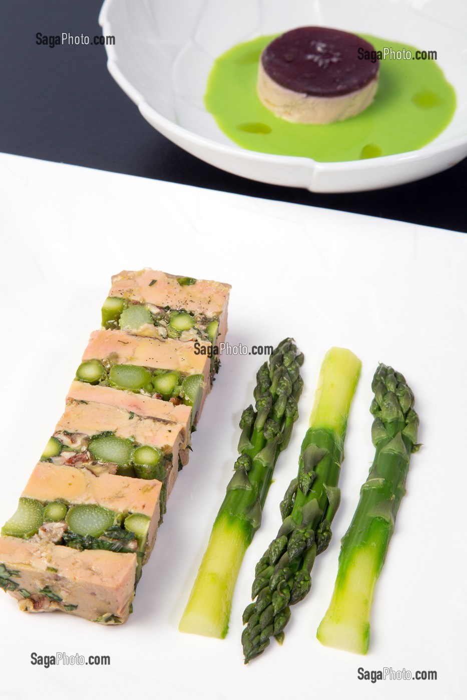 MARBRE DE FOIE GRAS CHAUD AUX ASPERGES VERTES, RECETTE DE LAURENT CLEMENT, LIVRE DES RECETTES DE TERROIR EN EURE-ET-LOIR (28), FRANCE 