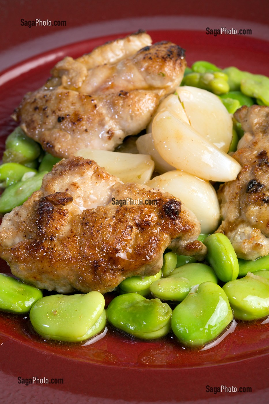 RIS D’AGNEAU AUX FEVES ET AILS NOUVEAUX, RECETTE DE LAURENT CLEMENT, LIVRE DES RECETTES DE TERROIR EN EURE-ET-LOIR (28), FRANCE 