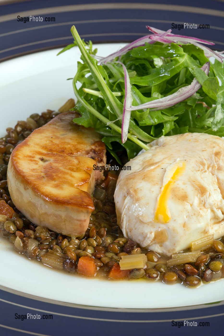 ESCALOPE DE FOIE GRAS DE CANARD AUX LENTILLES, OEUF POCHE, RECETTE DE LAURENT CLEMENT, LIVRE DES RECETTES DE TERROIR EN EURE-ET-LOIR (28), FRANCE 