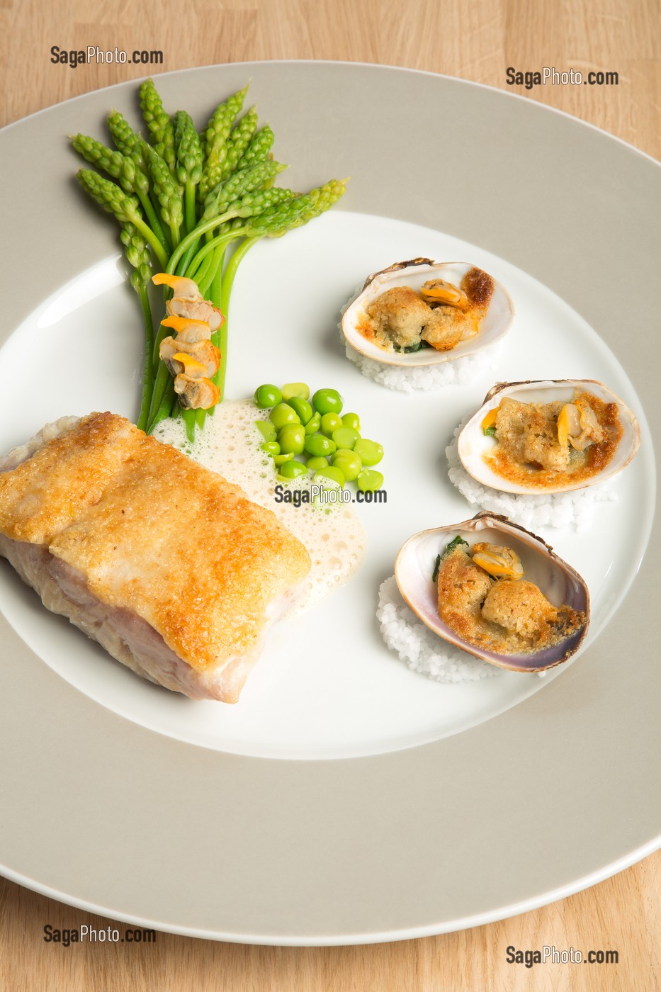 DOS DE MAIGRE AUX ASPERGES BLE ET COQUILLAGES, RECETTE DE LAURENT CLEMENT, LIVRE DES RECETTES DE TERROIR EN EURE-ET-LOIR (28), FRANCE 