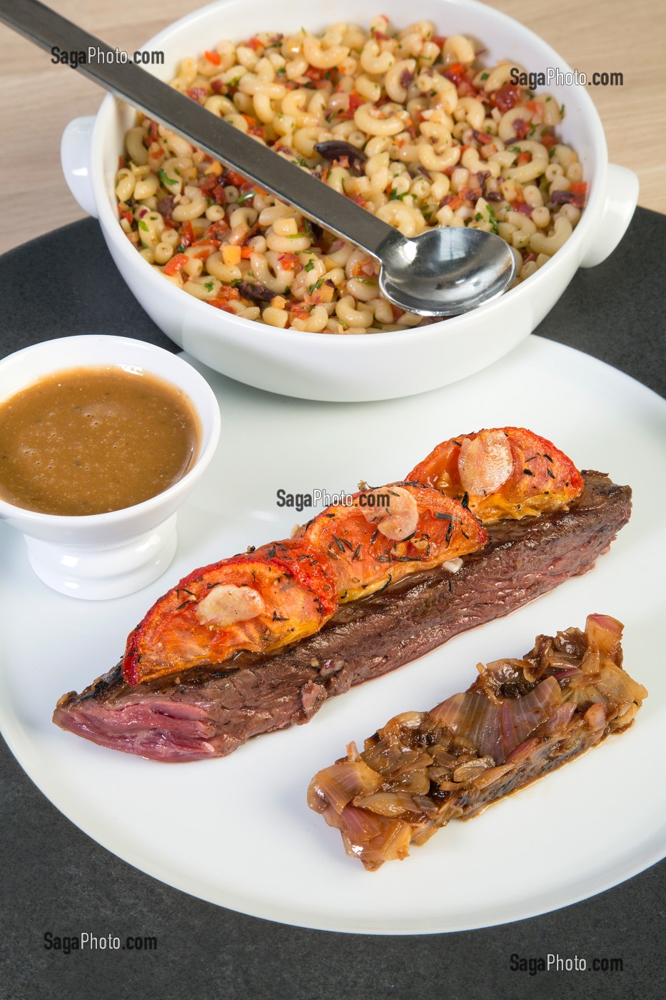 ONGLET DE BOEUF AU BLEU DE BEAUCE, COQUILLETTES AUX AROMATES, RECETTE DE LAURENT CLEMENT, LIVRE DES RECETTES DE TERROIR EN EURE-ET-LOIR (28), FRANCE 