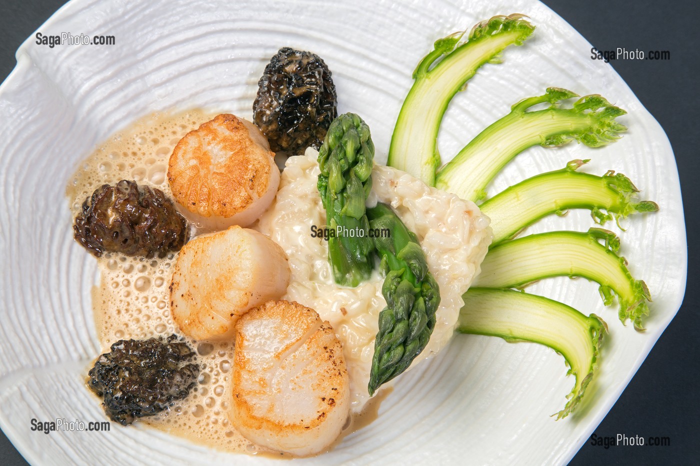 RISOTTO D’ASPERGES AUX COQUILLES ST JACQUES ET MORILLES, RECETTE DE LAURENT CLEMENT, LIVRE DES RECETTES DE TERROIR EN EURE-ET-LOIR (28), FRANCE 