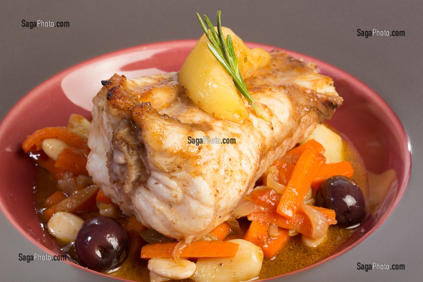 TAGINE DE LOTTE AU MIEL ET CAROTTES FONDANTE, RECETTE DE LAURENT CLEMENT, LIVRE DES RECETTES DE TERROIR EN EURE-ET-LOIR (28), FRANCE 